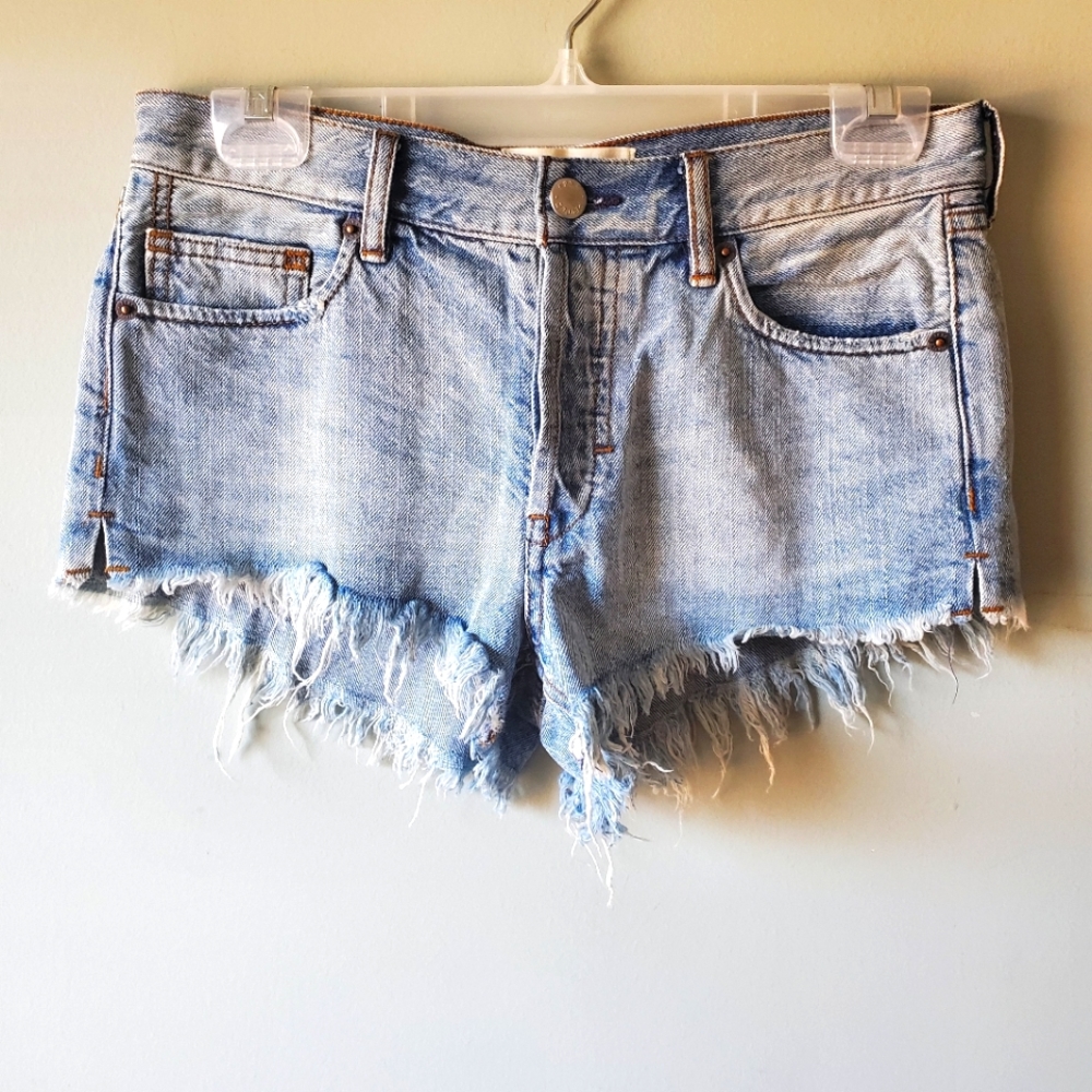 We The Free Denim Button Fly Shorts Cut off Distressed Size 25 - Picture 3 of 7